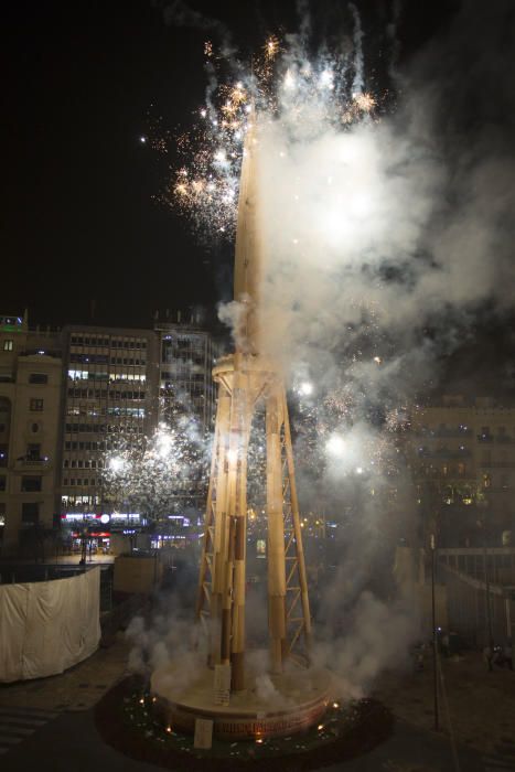 Así ha sido la 'cremà' de la falla municipal