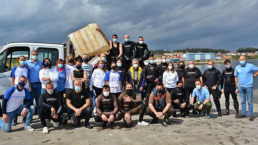 Participantes en la actividad, en la foto de familia.   | // FDV 