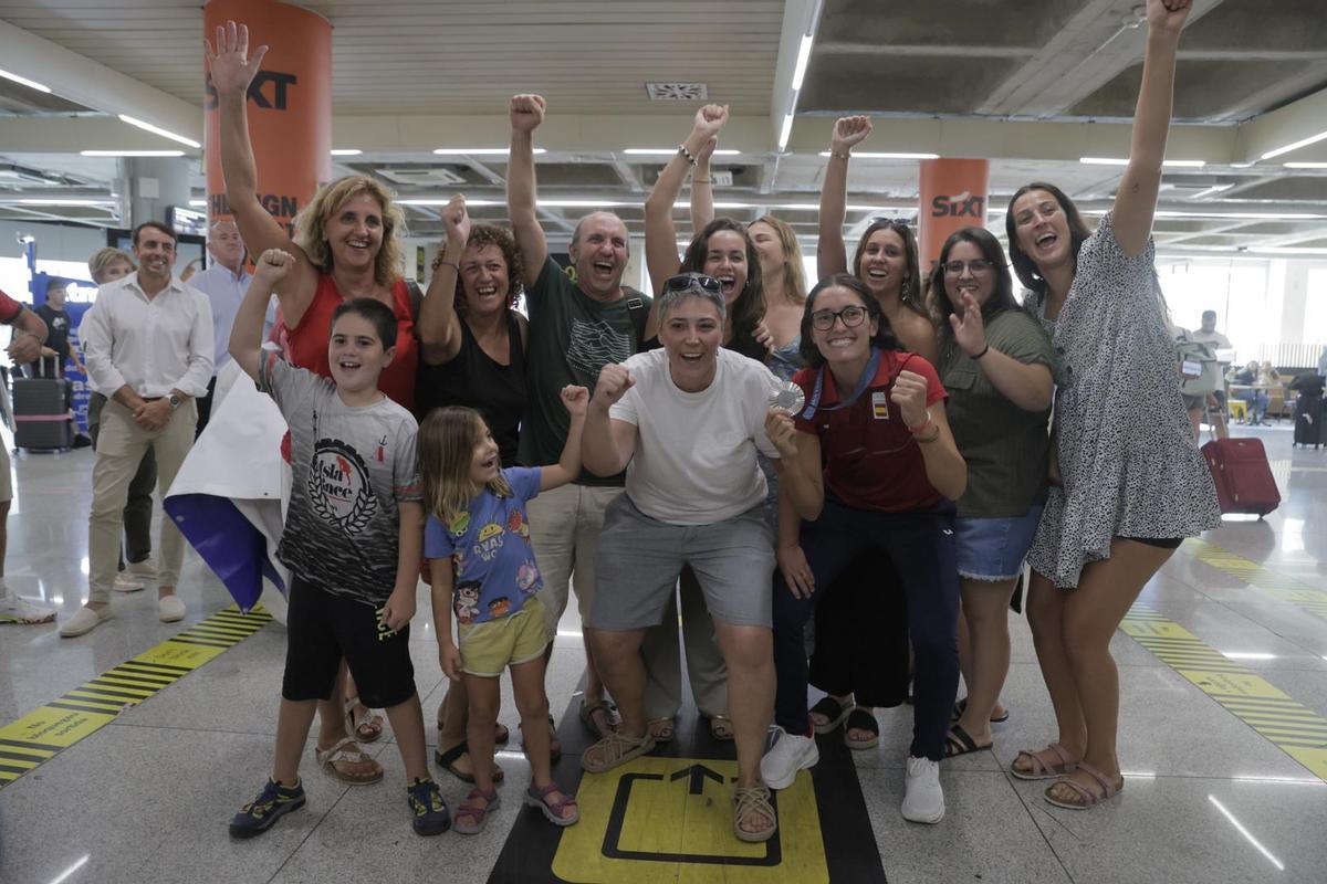 Amigos, familiares y compañeras de Juana Camilión posan junto a la subcampeona olímpica y su medalla de plata