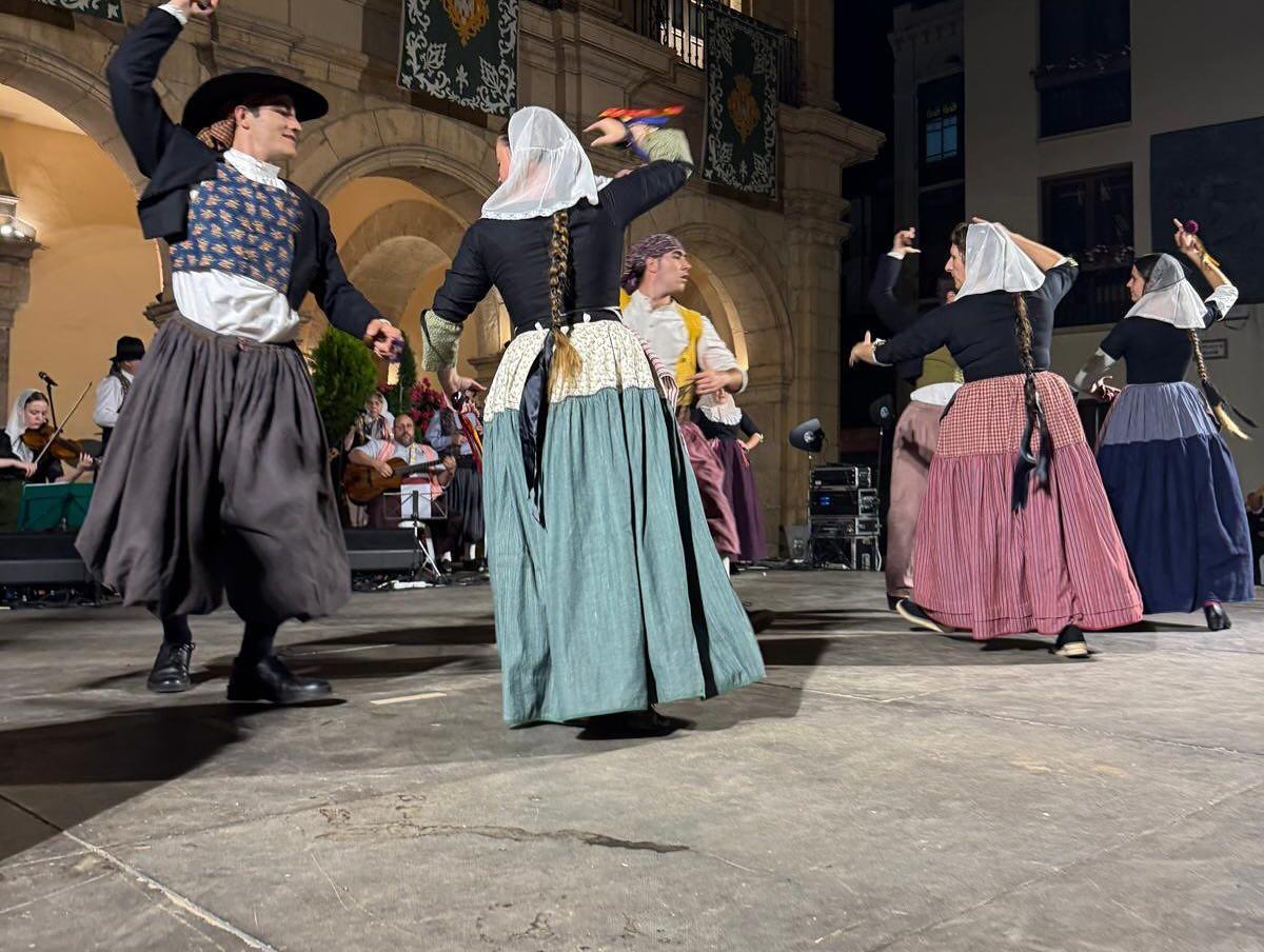 Balls a la plaça Major.