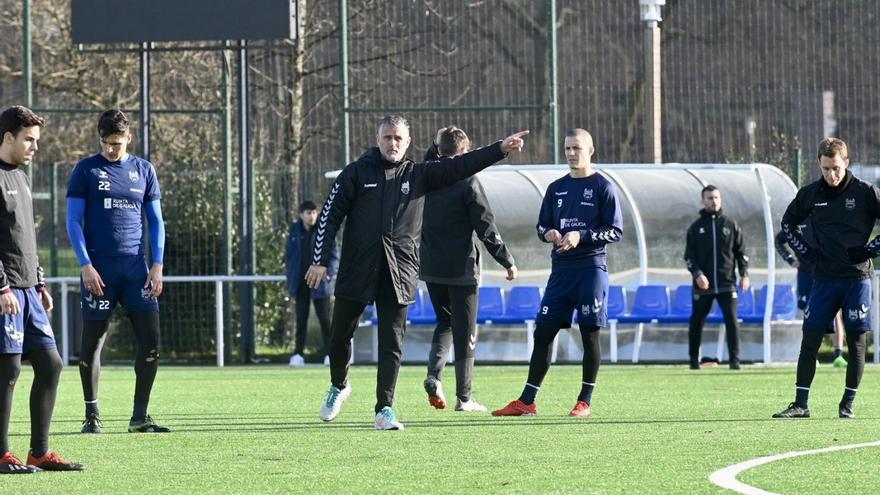 Toni Otero dando indicaciones en el entrenamiento de ayer en A Xunqueira. |  // RAFA VÁZQUEZ