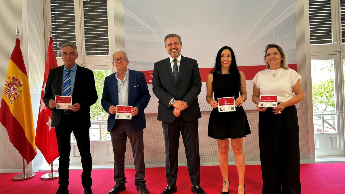 El consejero de Vivienda, Transportes e Infraestructuras, Jorge Rodrigo, hace entrega de los primeros permisos de conductor de VTC tras los exámenes de habilitación