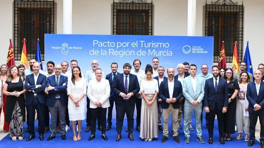 El presidente de la Región, Fernando López Miras, junto a representantes de entidades turísticas, ayer.