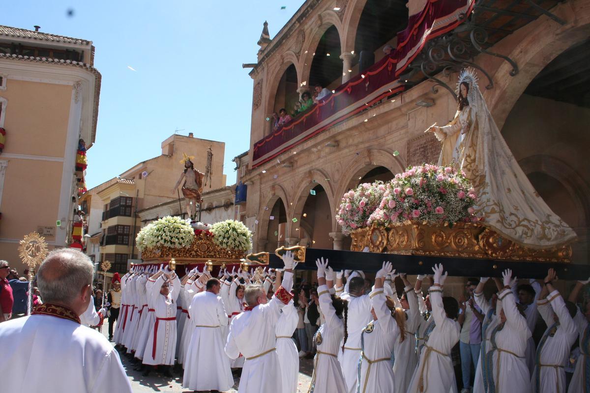 Jesús Resucitado y la Virgen de la Encarnación volvían a protagonizar un encuentro en el tramo final de la procesión, ante el Ayuntamiento.