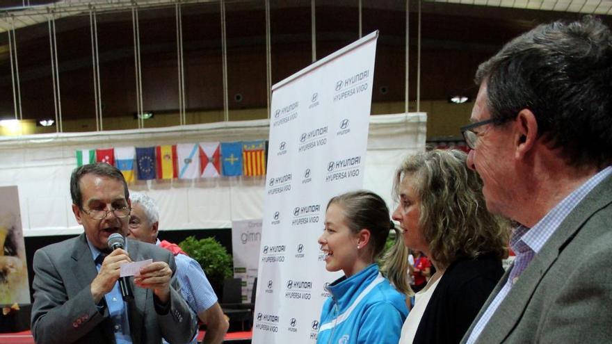 Abel Caballero, durante el sorteo de la moto, en el Central de As Travesas. // FdV