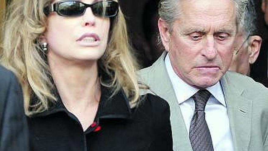 Diandra de Morrell y su ex marido Michael Douglas, en los juzgados.