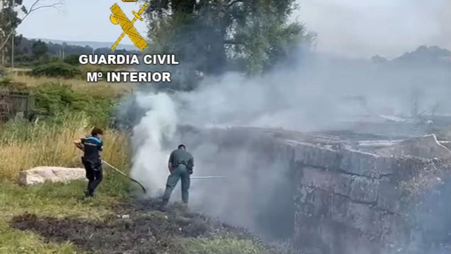 Agentes de la Policía de Vilanova de Seprona sofocaron las llamas. | FdV