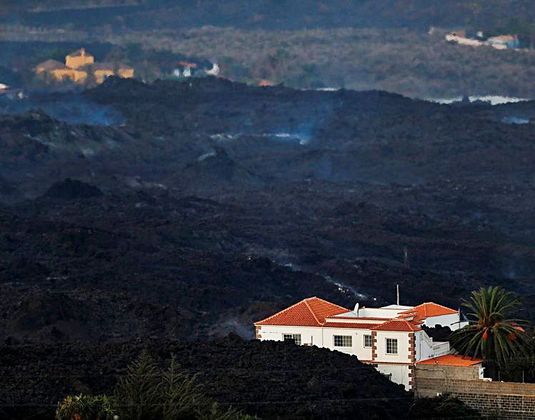 Las coladas rodean una vivienda en La Palma. | | 