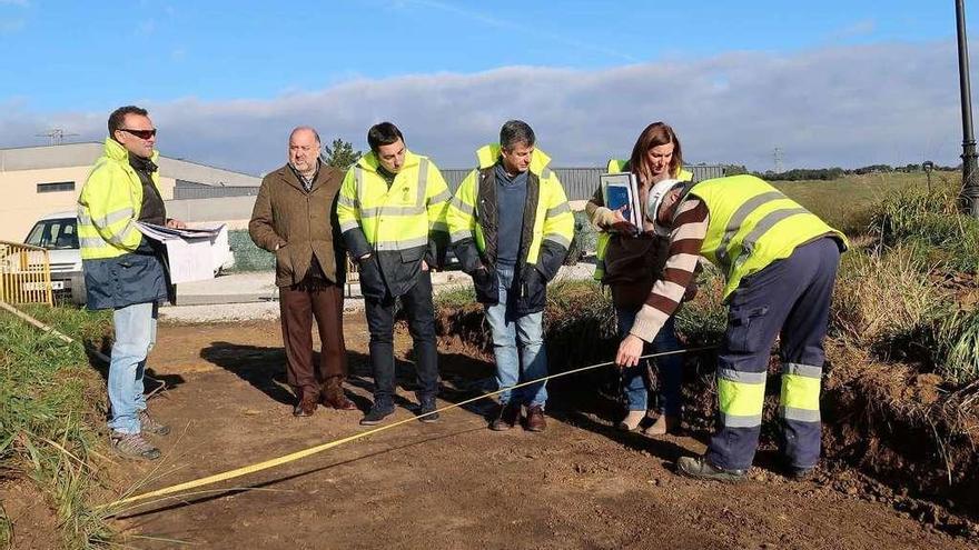 Gerardo Sanz y José María Vega, en el centro, siguen el inicio de las obras en el camino al colegio de Lugo.