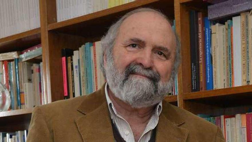 El psiquiatra Víctor Pedreira en su despacho. // Gustavo Santos
