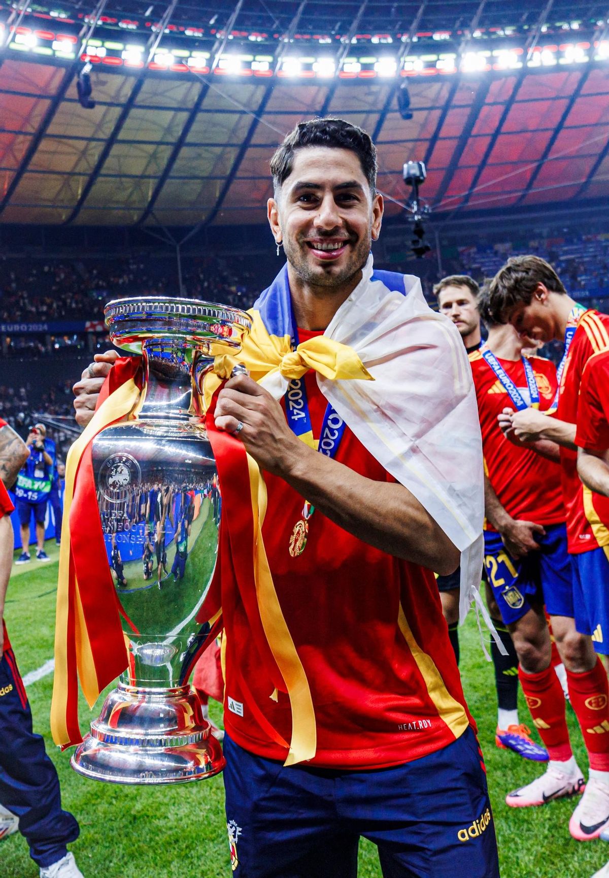 Ayoze Pérez sostiene el trofeo de la Eurocopa.