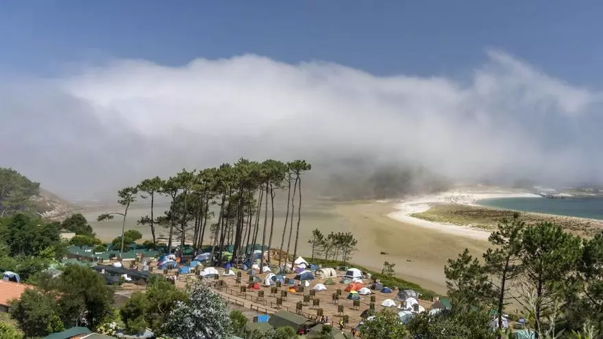 Así engulle la niebla la playa de Rodas en las Cíes