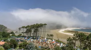 Así engulle la niebla la playa de Rodas en las Cíes