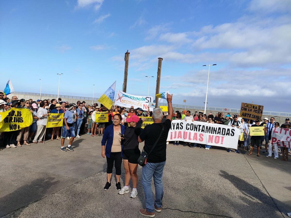 Manifestación en La Aldea de San Nicolás en contra de las jaulas marinas