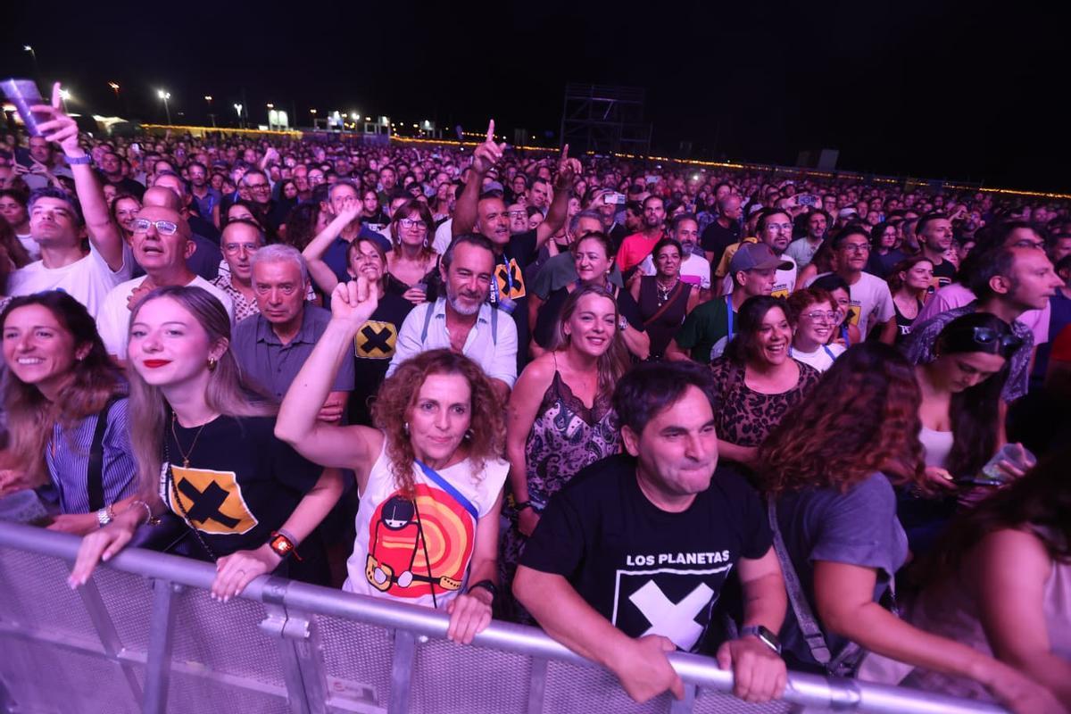 Un momento de Área 12 en 2025, con el público disfrutando del concierto de Los Planetas
