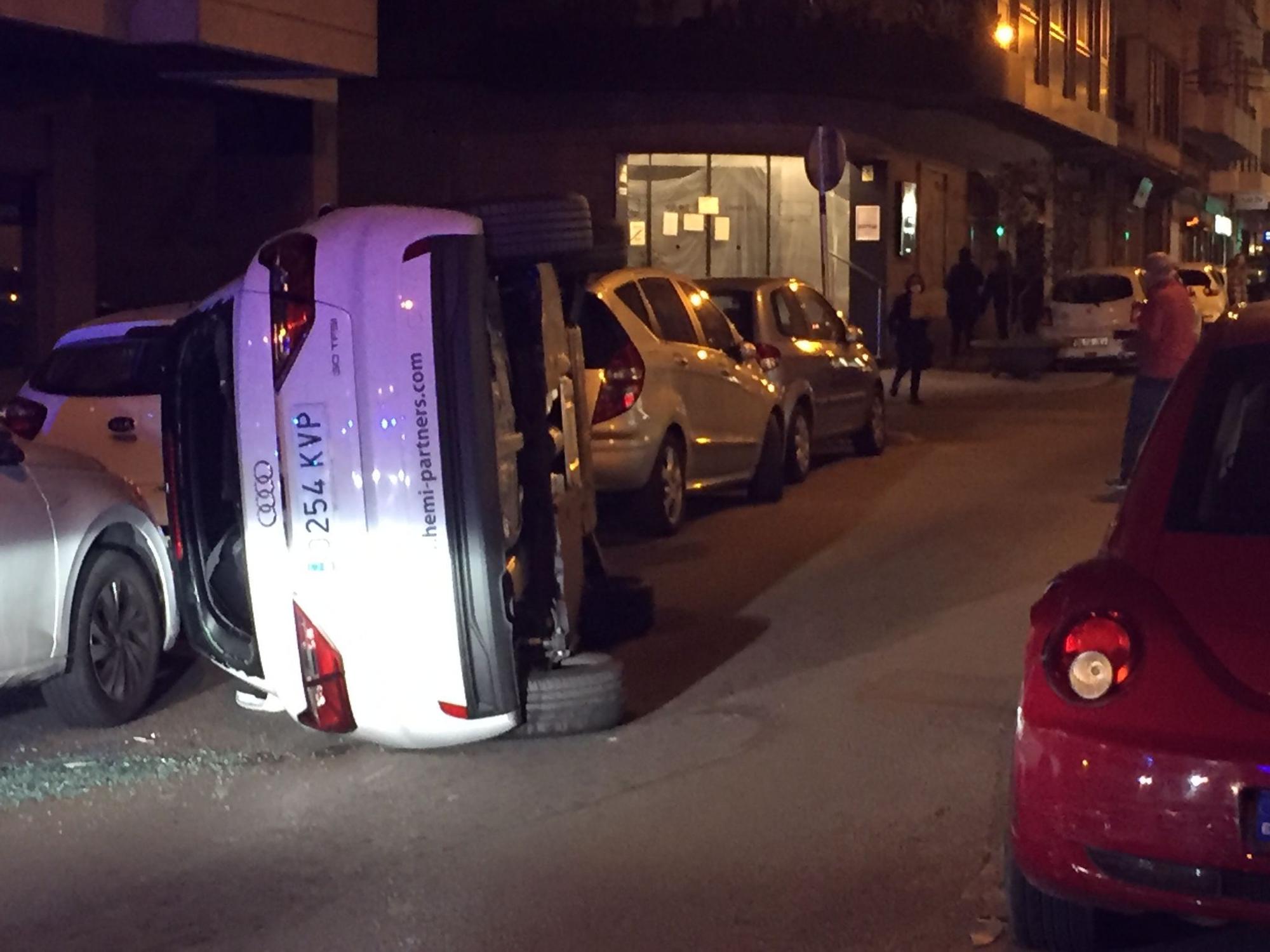 Aparatoso accidente de un coche en el centro de Palma