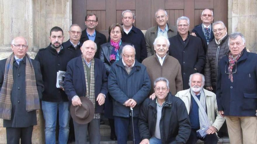 Juan Luis Álvarez del Busto, a la izquierda, junto al resto de integrantes de la asociación de cronistas oficiales de Asturias.
