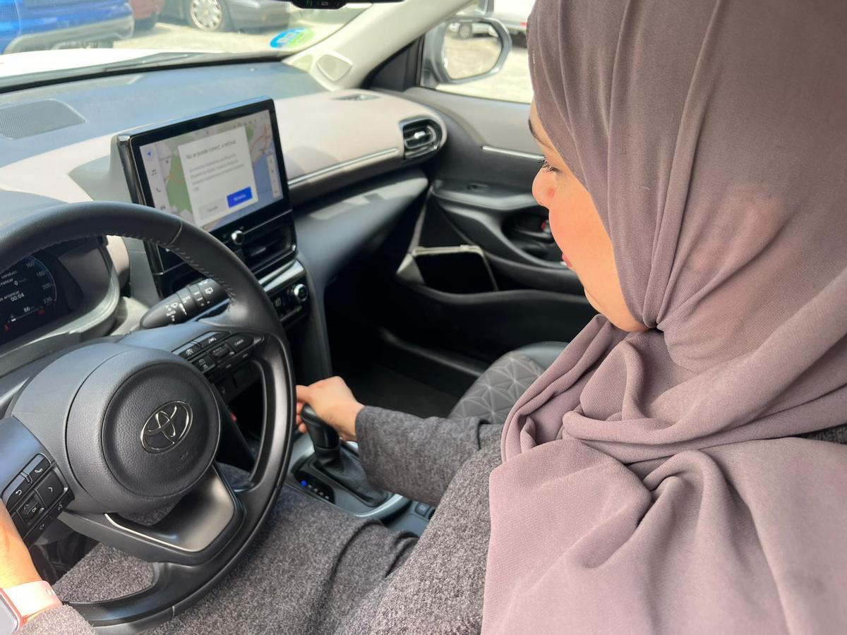 La alumna Fatima Katrani subirá este mes al examen para conducir coche automático