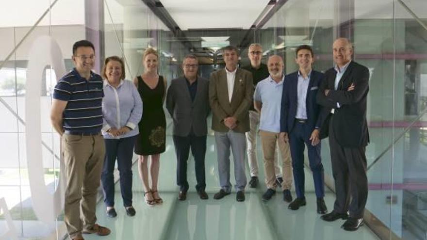 Foto de familia tras el traspaso de poderes ayer en València.