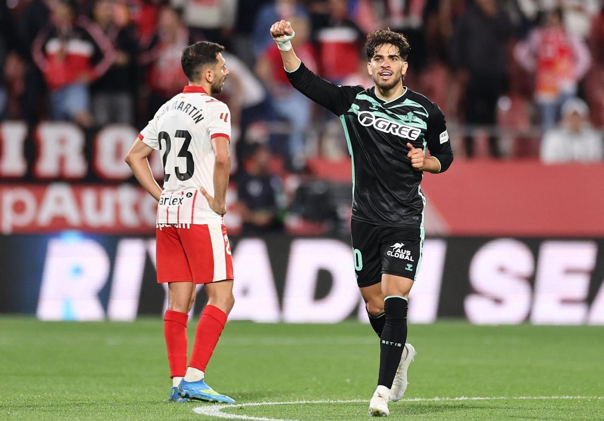 Abde celebra su gol ante la desolación de Iván Martín.