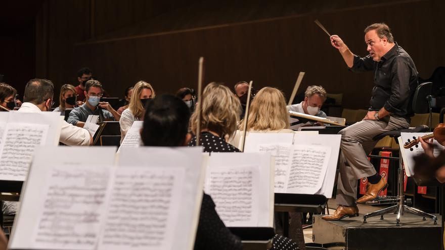 La Orquesta Filarmónica de Gran Canaria culmina la temporada con Mozart y Strauss