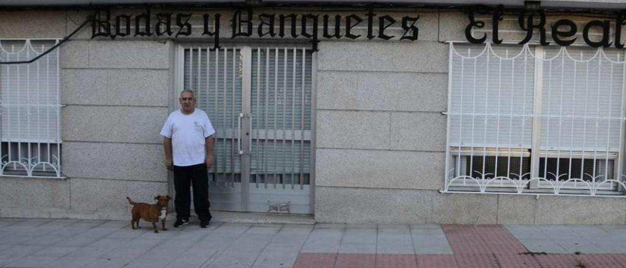 Manuel Álvarez, ante Casa Mariano, en donde se va a abrir el comedor social en uno de los salones. // G N.