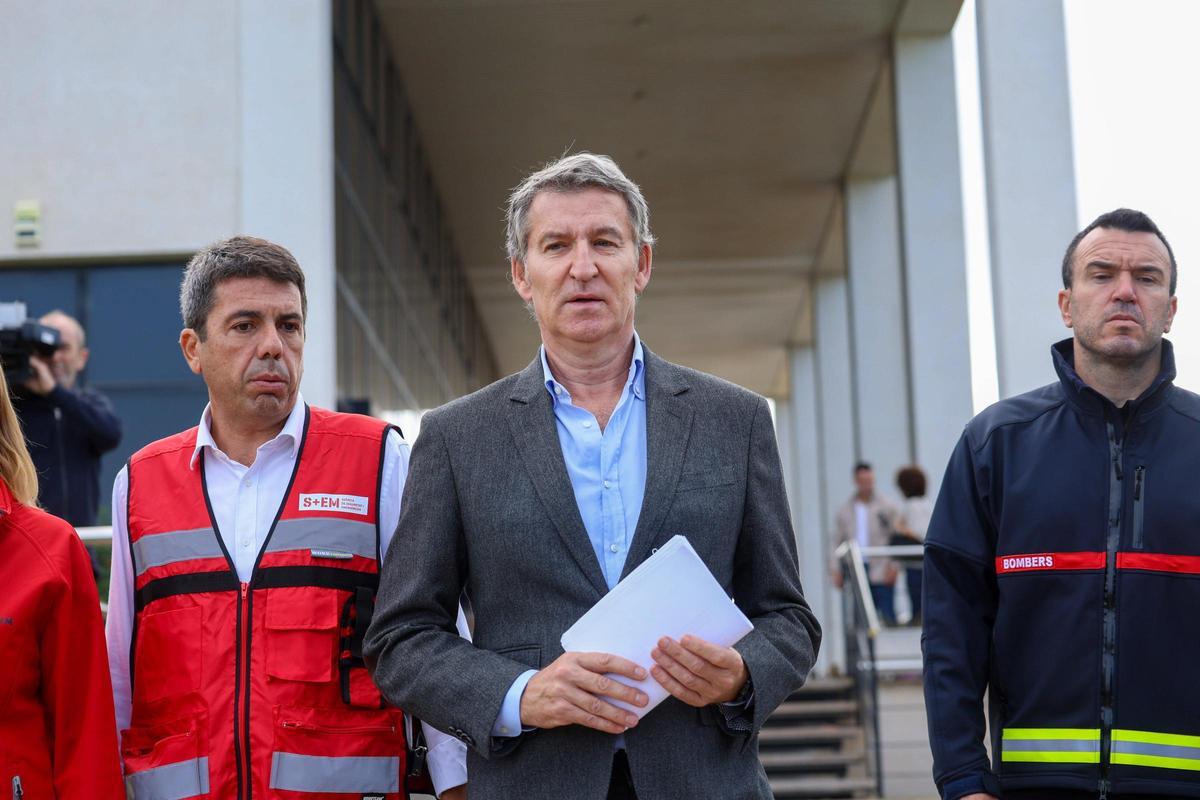 El presidente del PP, Alberto Núñez Feijóo, se dirige a atender a los periodistas el 31 de octubre de 2024, cuando dijo que Mazón lo mantuvo informado "en tiempo real", lo que ha provocado su declaración como testigo, a petición de la Asociación de víctimas mortales de la dana.