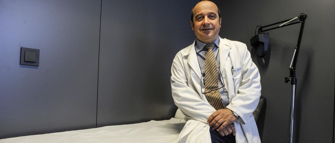 Julio Jiménez, en una consulta del Imelga en el juzgado de Ourense.