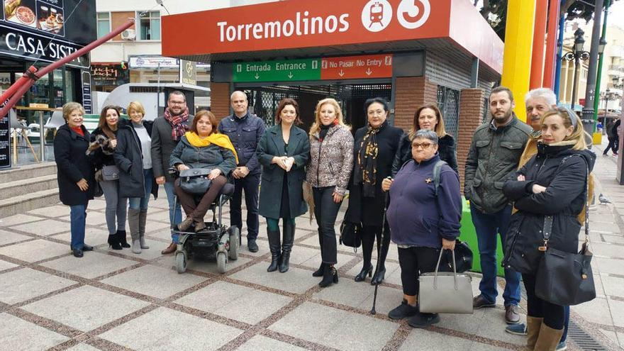 Carolina España y Margarita del Cid, junto a vecinos y miembros del PP, en la estación de La Nogalera.