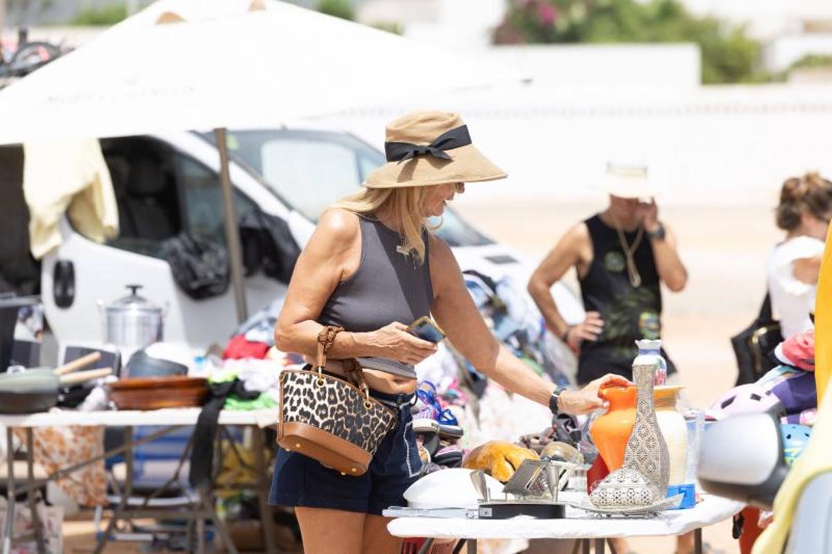 El mercadillo de Sant Jordi resiste al calor del verano