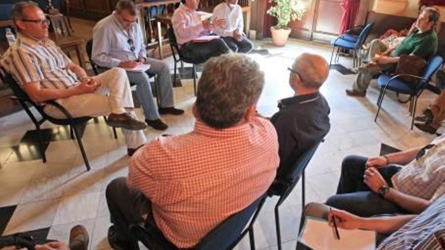 Imagen de una reunión sobre el calendario festero.