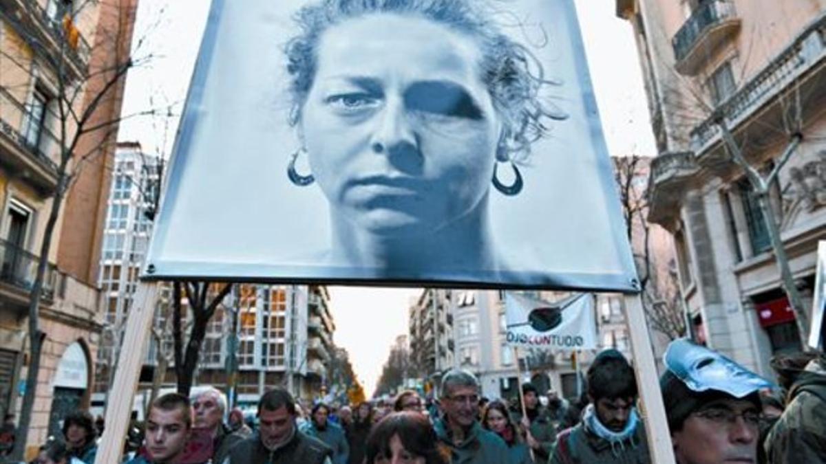 Manifestación en Barcelona contra el uso de pelotas de goma, con una pancarta con la foto de Ester Quintana, el pasado 23 de febrero.