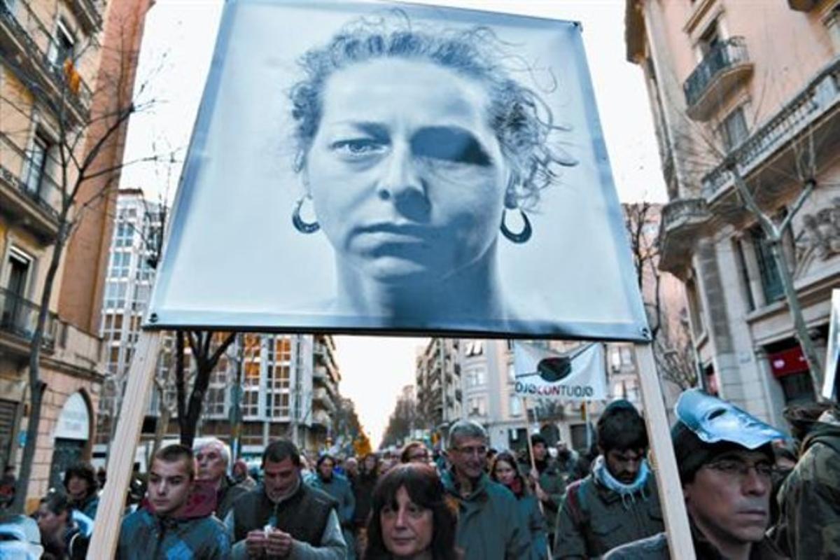 Manifestació a Barcelona contra l’ús de pilotes de goma, amb una pancarta amb la foto d’Ester Quintana, el 23 de febrer passat.