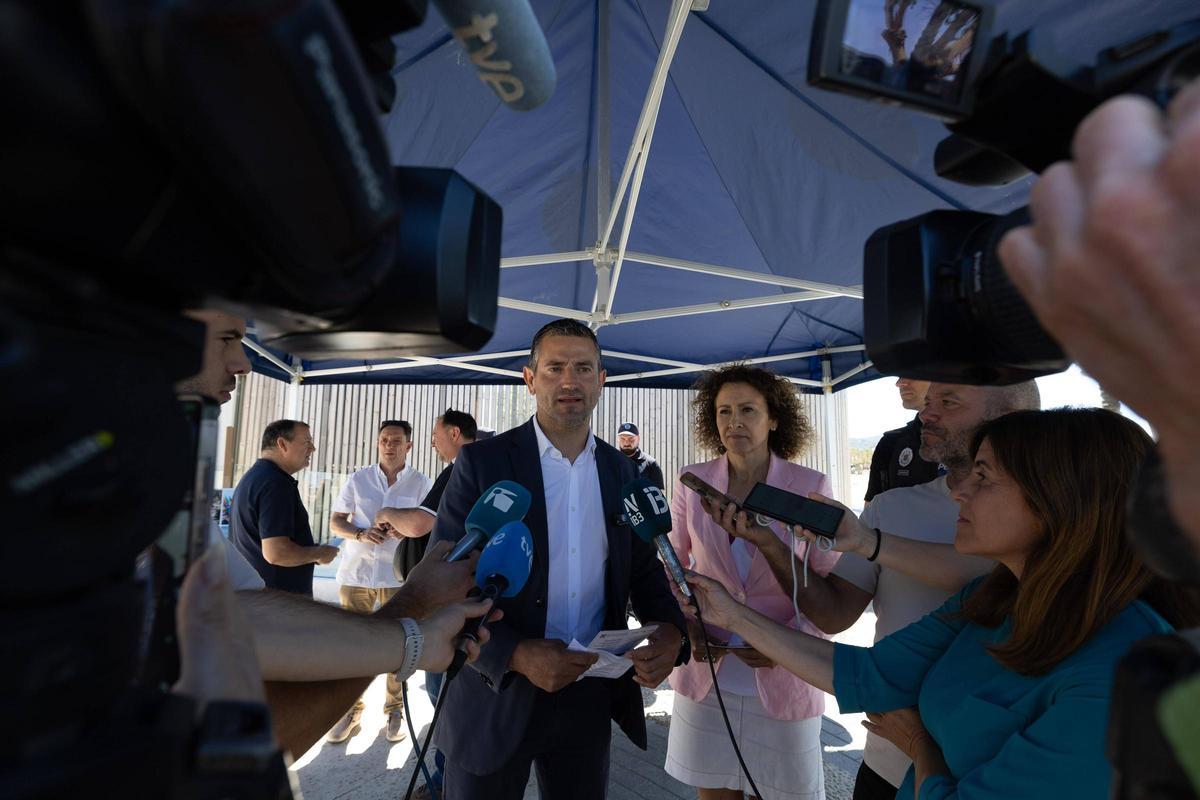 Marcos Serra y Neus Mateu, durante la presentación de la campaña de sensibilización.