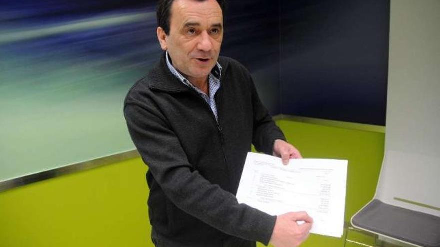 El concejal de Facenda, Raimundo González Carballo, muestra las cuentas municipales.  // Rafa Vázquez