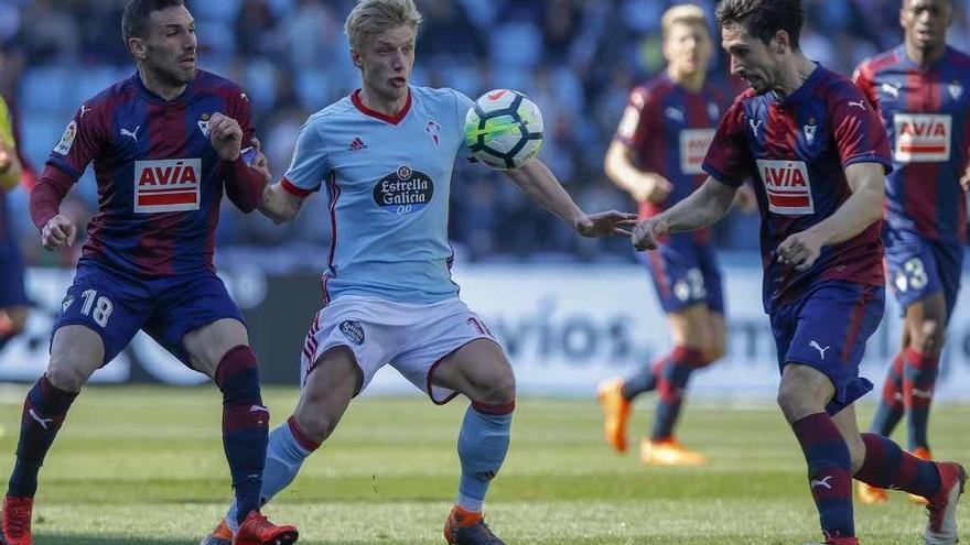 Daniel Wass pugna por el balón con dos jugadores del Eibar en Balaídos. // Ricardo Grobas