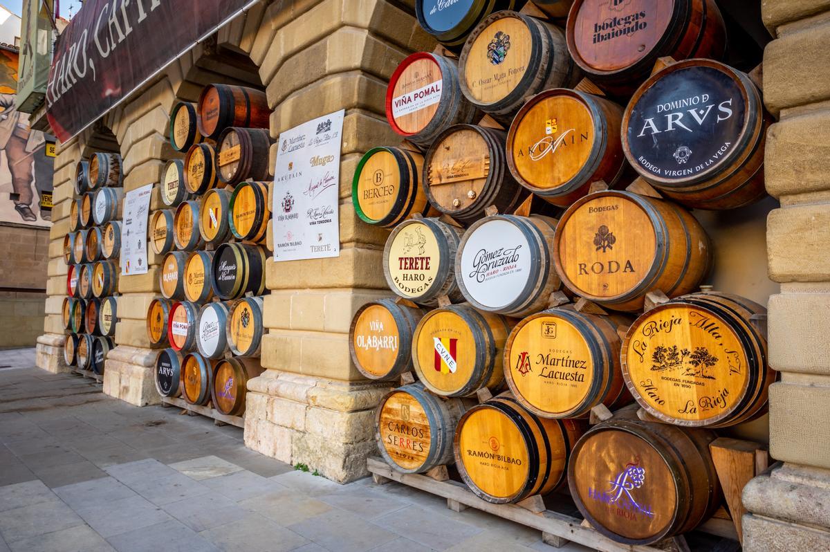 Barricas de vino en Haro, La Rioja, España.