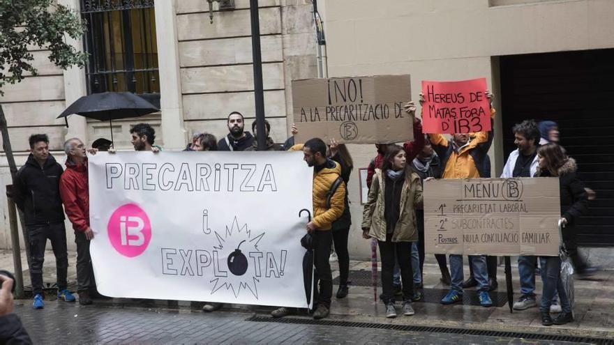 Imagen de los trabajadores de estudios de IB3 Televisió durante su protesta ayer frente al Parlament.