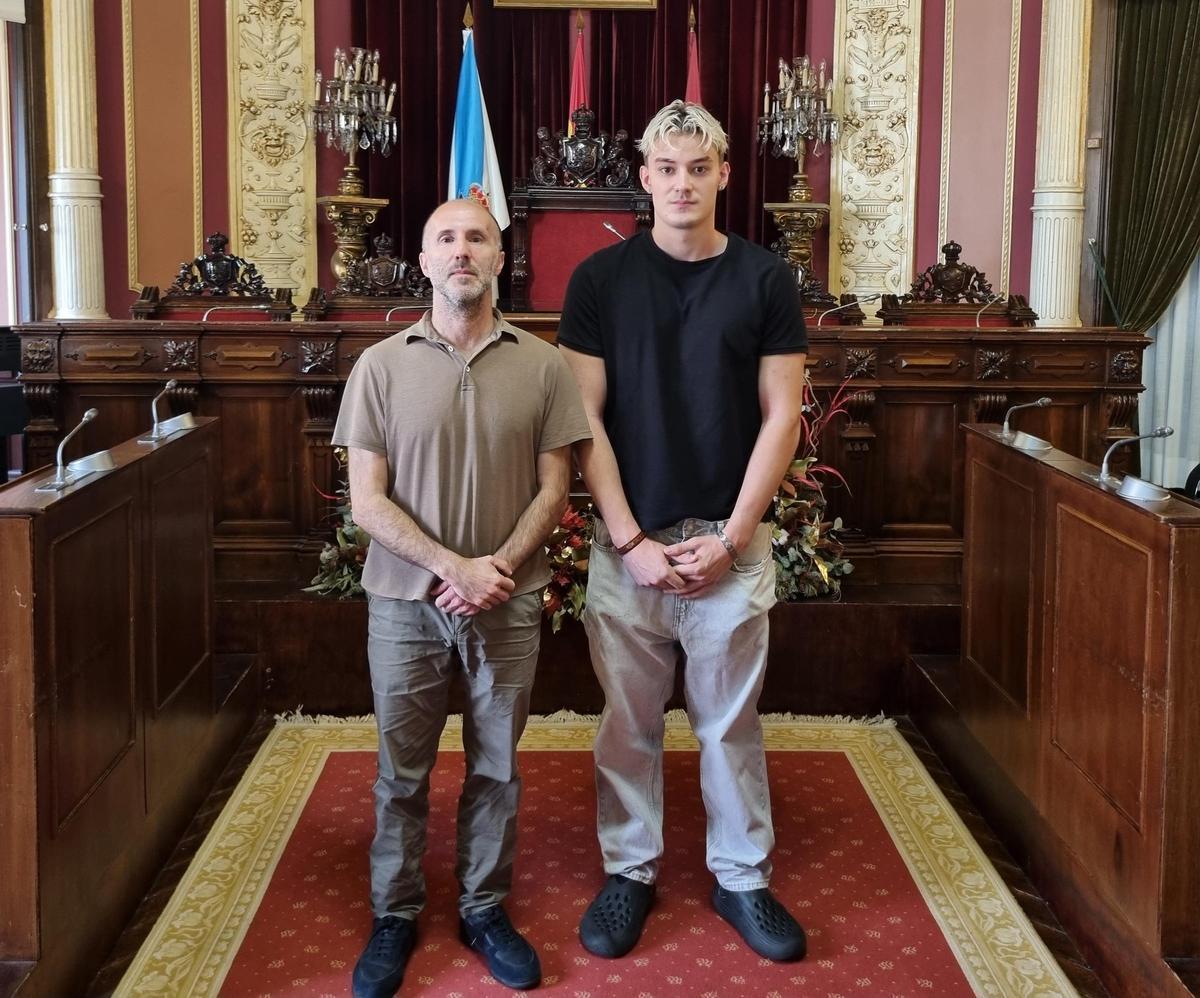 Miguel Álvarez, el joven que evitó una desgracia, fue recibido este martes por el alcalde de Ourense, Gonzalo Jácome.