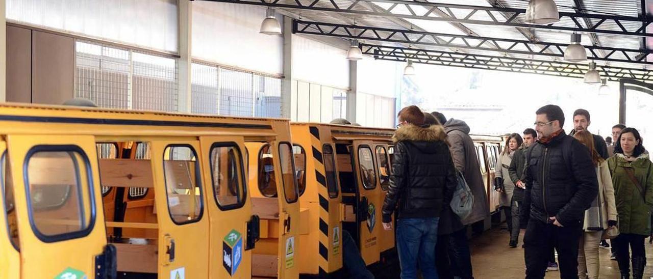 Viajeros subiendo al tren del Ecomuseo Minero Valle de Samuño.