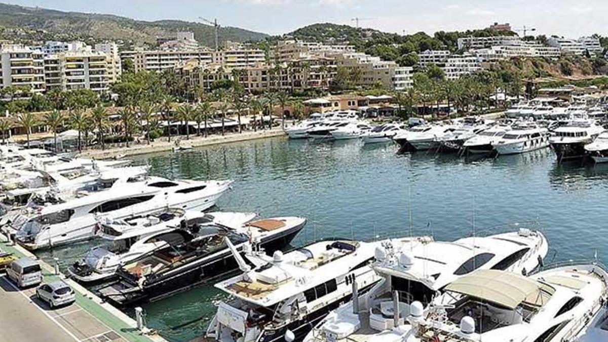 Una panorámica de barcos amarrados en Puerto Portals, en el municipio de Calvià.