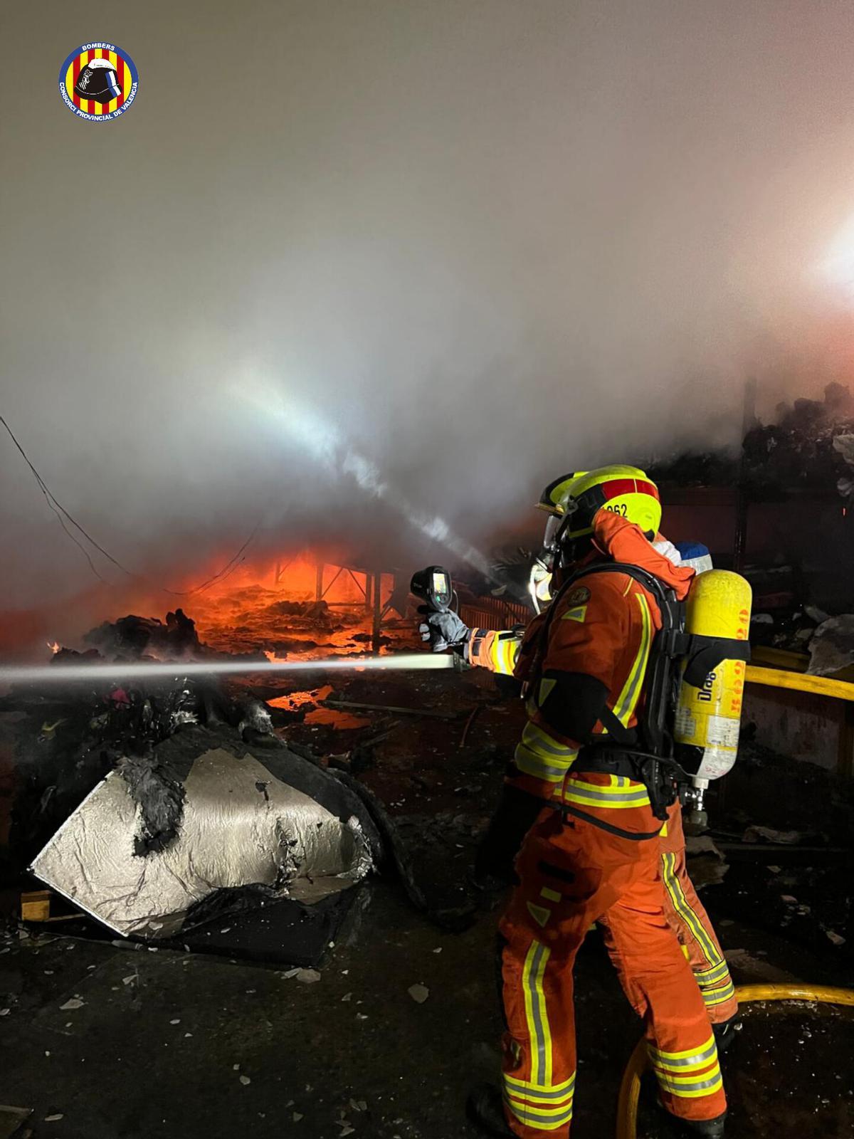 Uno de los efectivos movilizados por el incendio industrial localizado en Ontinyent.