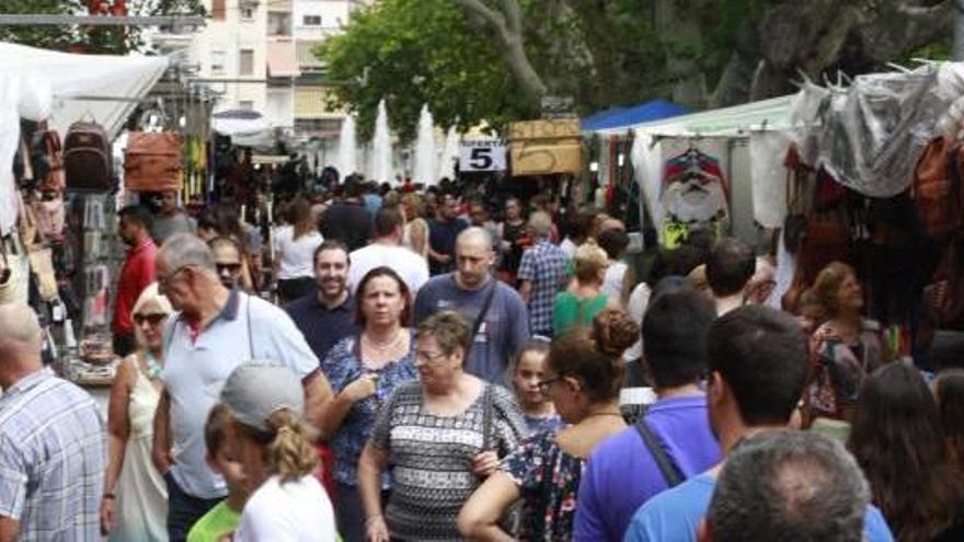 Ambiente que presentaba la Fira de Xàtiva en un tramo de la Albereda, ayer por la mañana.