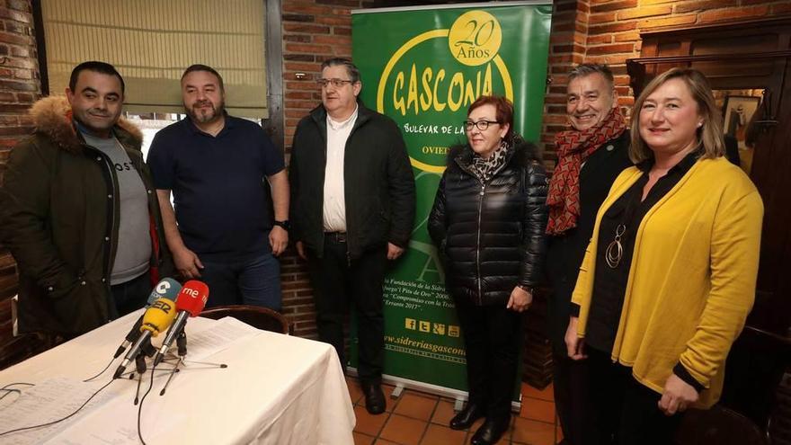 Por la izquierda, Miguel Almendra, Pedro Caramés, Alfonso Menéndez, Alicia Menéndez, César Suárez y María Lavilla, ayer durante la presentación de la campaña &quot;Gascona emociona&quot;.