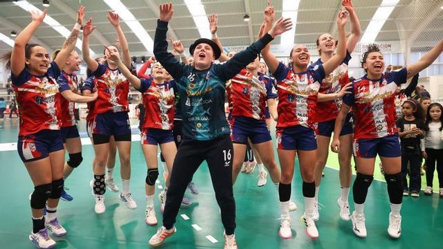 Las jugadoras del Guardés celebran la victoria con sus aficionados. |  Sportcoeco