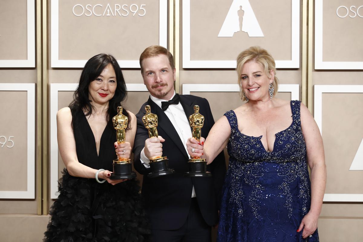 Hollywood (United States), 13/03/2023.- (L-R) Judy Chin, Adrien Morot, and Annemarie Bradley, winner of Best Makeup and Hairstyling award for ’The Whale’ pose in the press room during the 95th annual Academy Awards ceremony at the Dolby Theatre in Hollywood, Los Angeles, California, USA, 12 March 2023. The Oscars are presented for outstanding individual or collective efforts in filmmaking in 24 categories. (Estados Unidos) EFE/EPA/CAROLINE BREHMAN