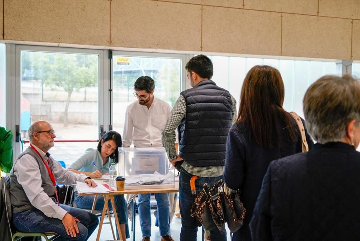 Imagen de votantes en el Colegio Francisco de Aldana.