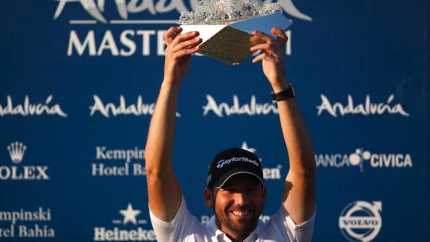 Sergio García, con el trofeo.