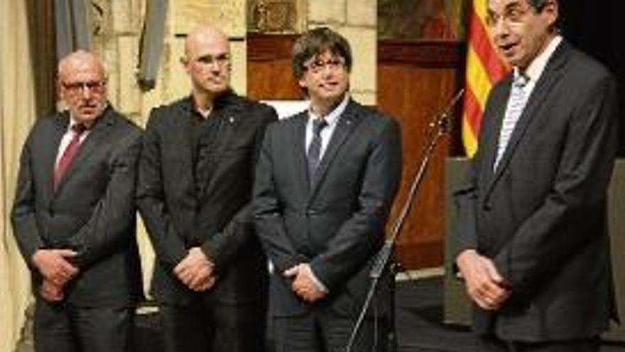 El cònsol paraguaià Buffa, amb Romeva i el president Puigdemont.