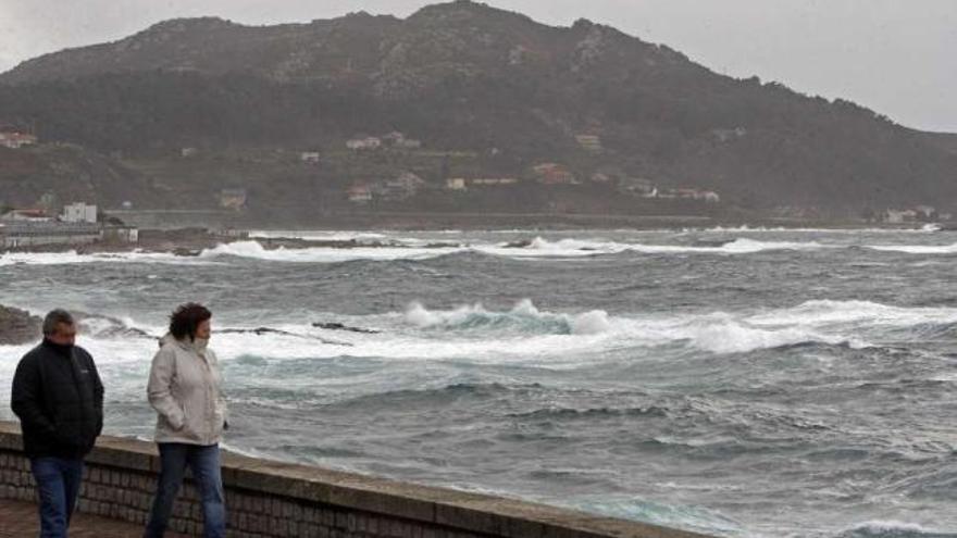 Galicia entra en alerta por fuertes vientos, mar de fondo y nieve a trescientos metros